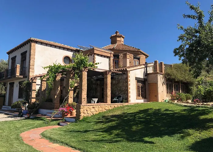 Traditional Farmhouse; Large Pool,Gardens & Views.