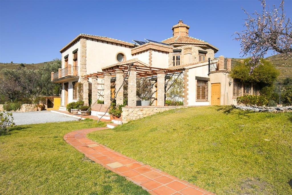 Traditional Farmhouse; Large Pool,gardens & Views.