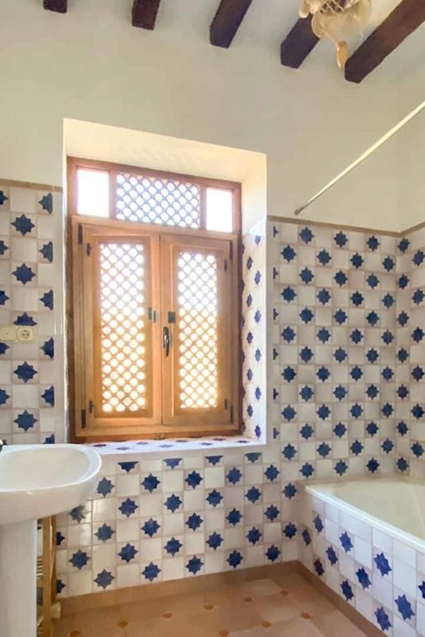 Traditional Farmhouse; Large Pool,gardens & Views. *