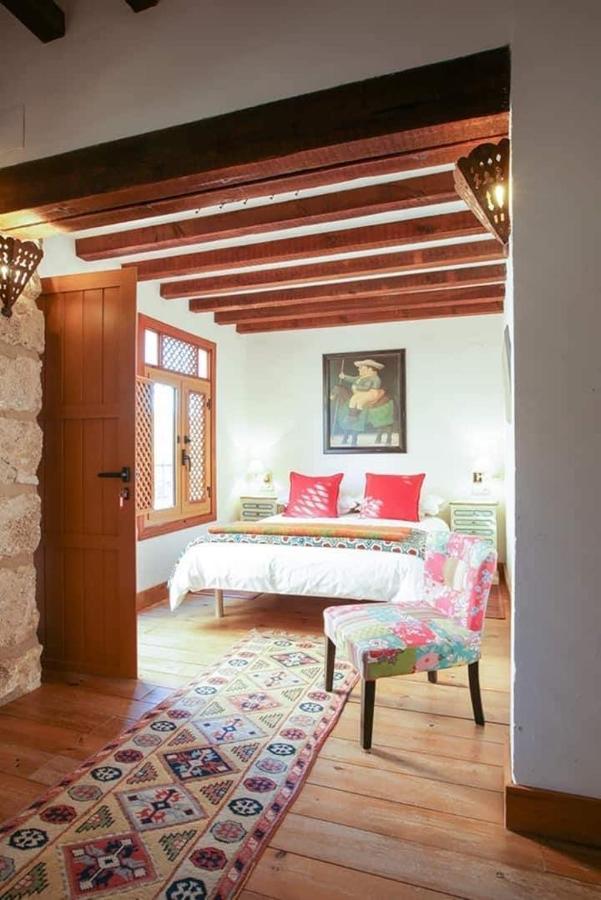 Traditional Farmhouse; Large Pool,gardens & Views. *