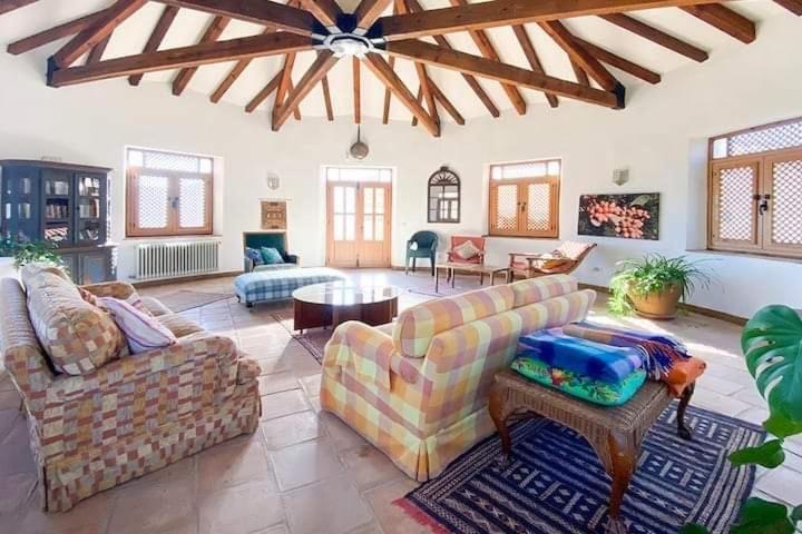 Traditional Farmhouse; Large Pool,gardens & Views.
