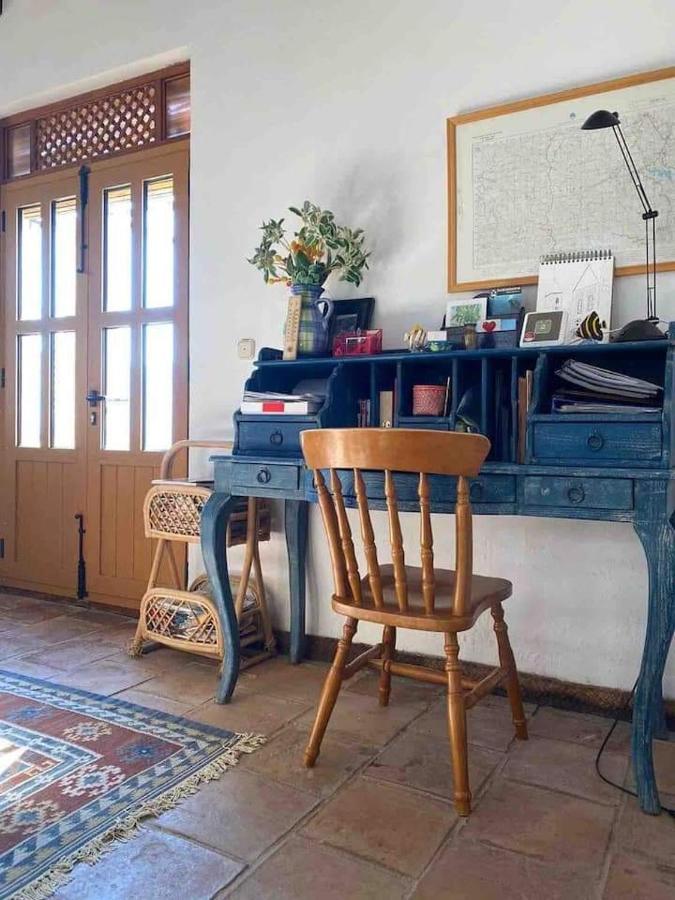 Traditional Farmhouse; Large Pool,gardens & Views.