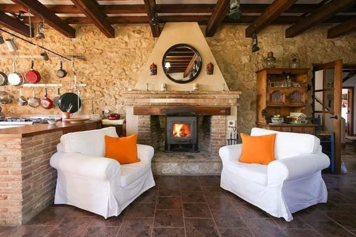 Traditional Farmhouse; Large Pool,gardens & Views.