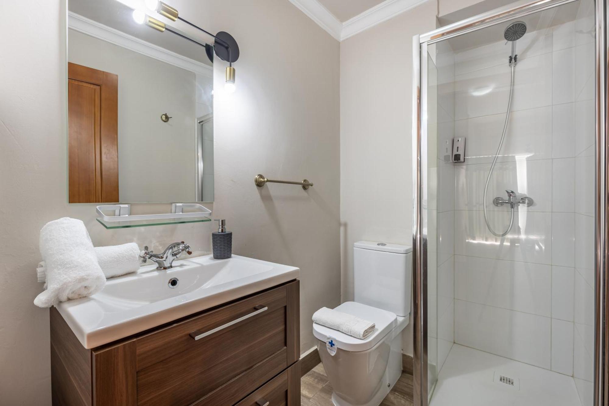 Căn hộ Alhambra 3000 *