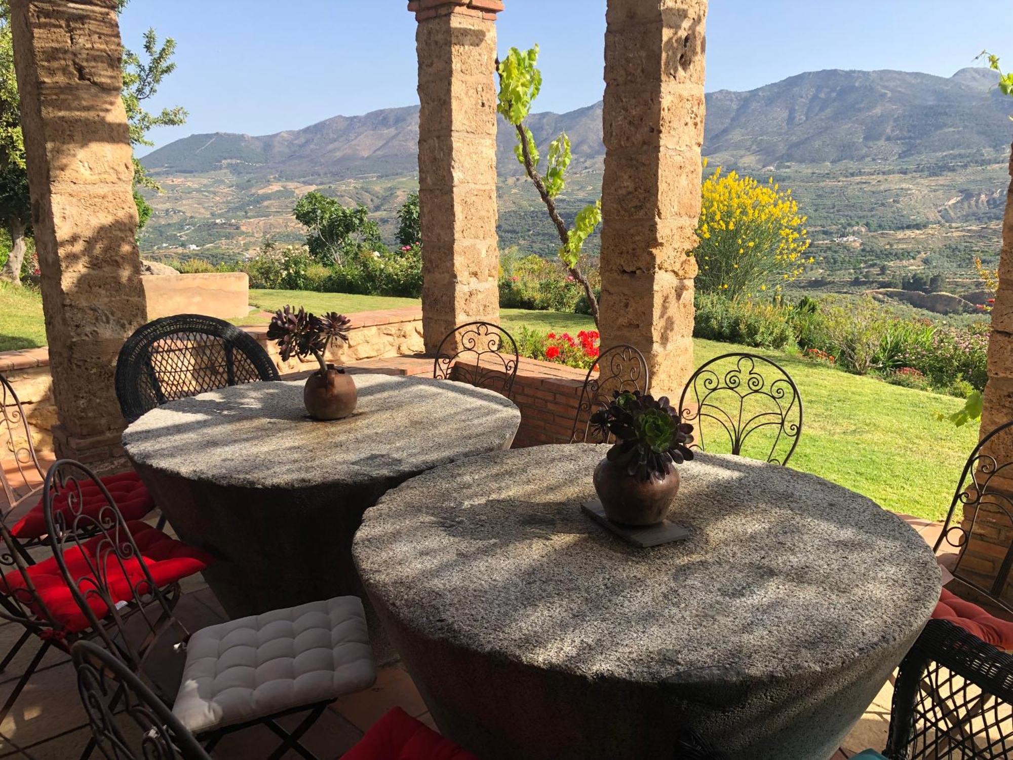 Traditional Farmhouse; Large Pool,gardens & Views. Villa