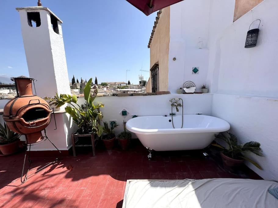 Cosy House, Sunny Terrace, Amazing Views & Outdoor Bathtub! Сasa de vacaciones Granada
