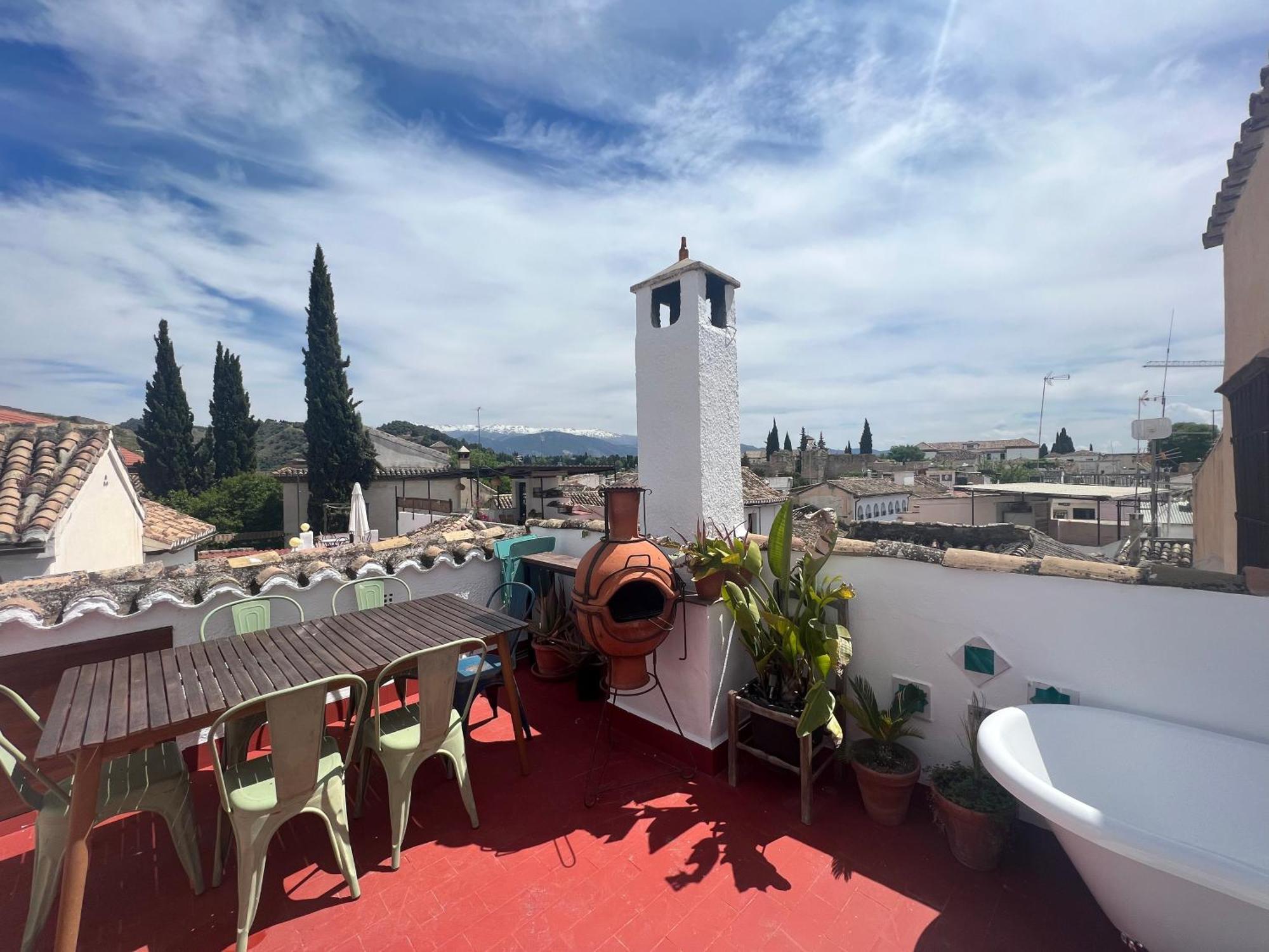 Cosy House, Sunny Terrace, Amazing Views & Outdoor Bathtub! Сasa de vacaciones Granada