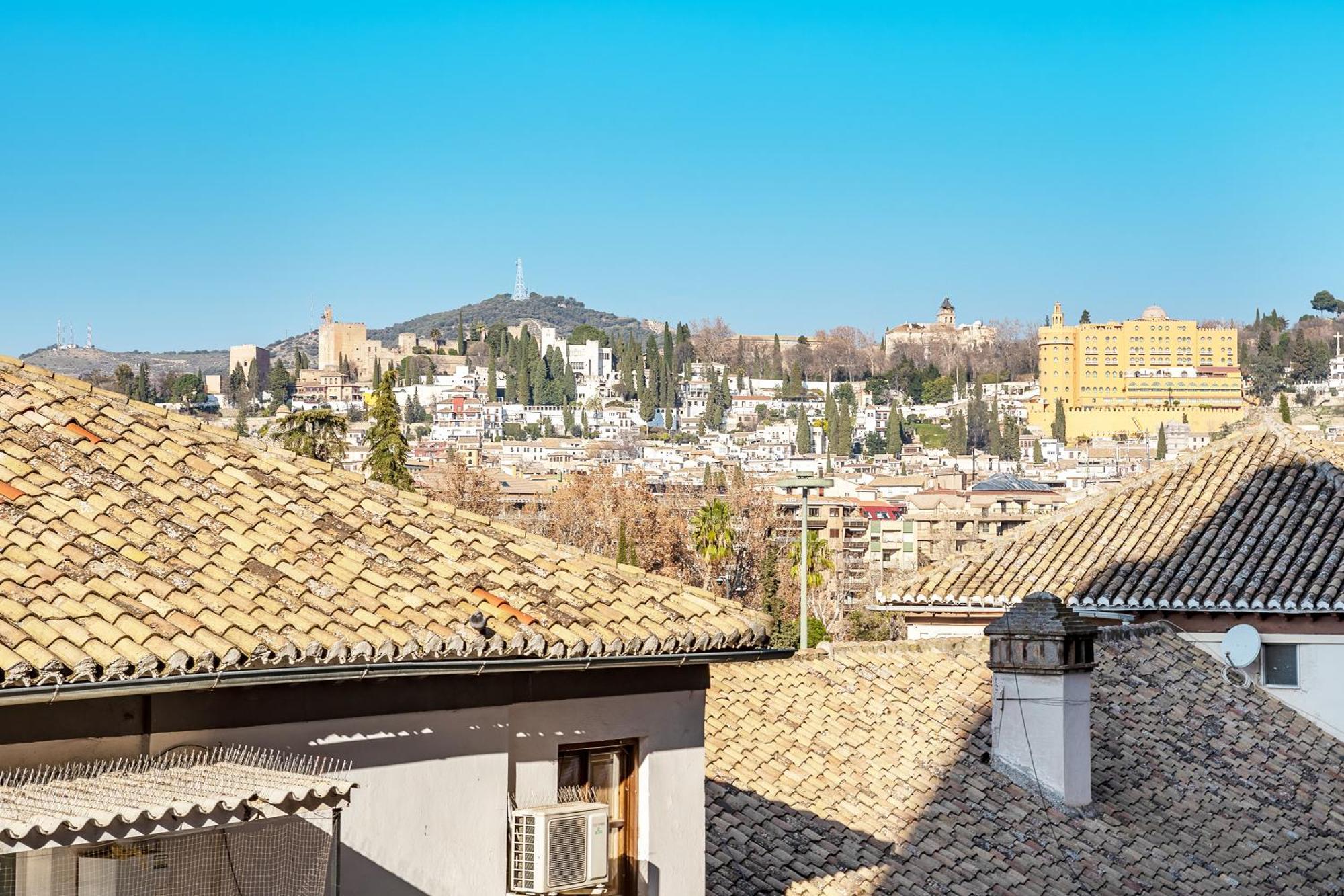 Căn hộ Amplio Y Centrico, Recien Reformado, Calefaccion Central, Jardines, Supermercados, Cafeterias Y Todos Servicios En El Corazon De La Ciudad Granada