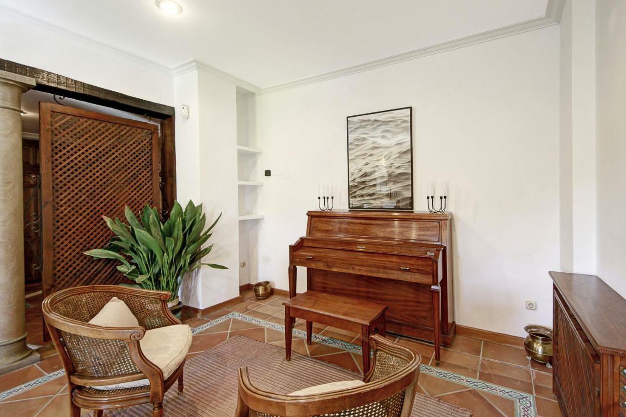 Apartment 2.5 Million Villa. Magical Sunset. Super Close To Everything. 5br, 4ba, Pool, A/c+heating *