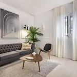 Central Stylish And Elegant 1 & 2 Bedroom Apartments III