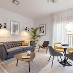 Central Stylish And Elegant 1 & 2 Bedroom Apartments III