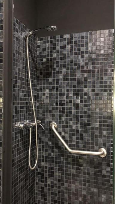 Japanese Style 9 Person Flat, Close To Alhambra * Granada
