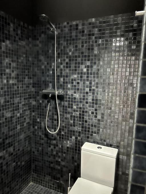 Japanese Style 9 Person Flat, Close To Alhambra *