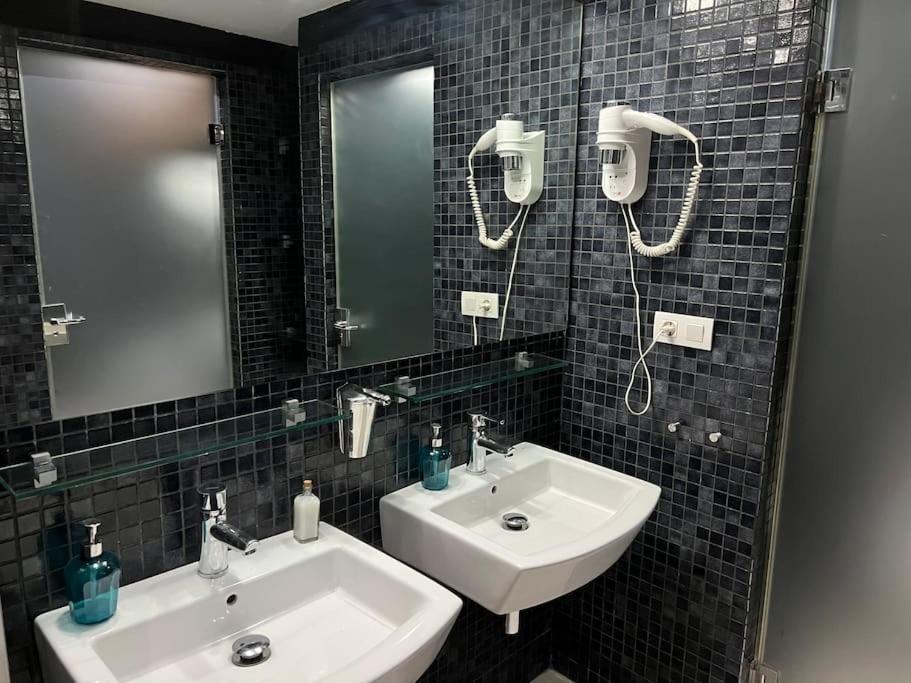 Japanese Style 9 Person Flat, Close To Alhambra * Granada