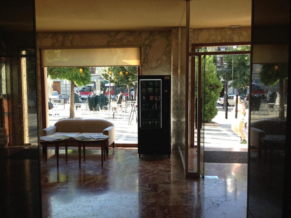 Macia Plaza 2*
