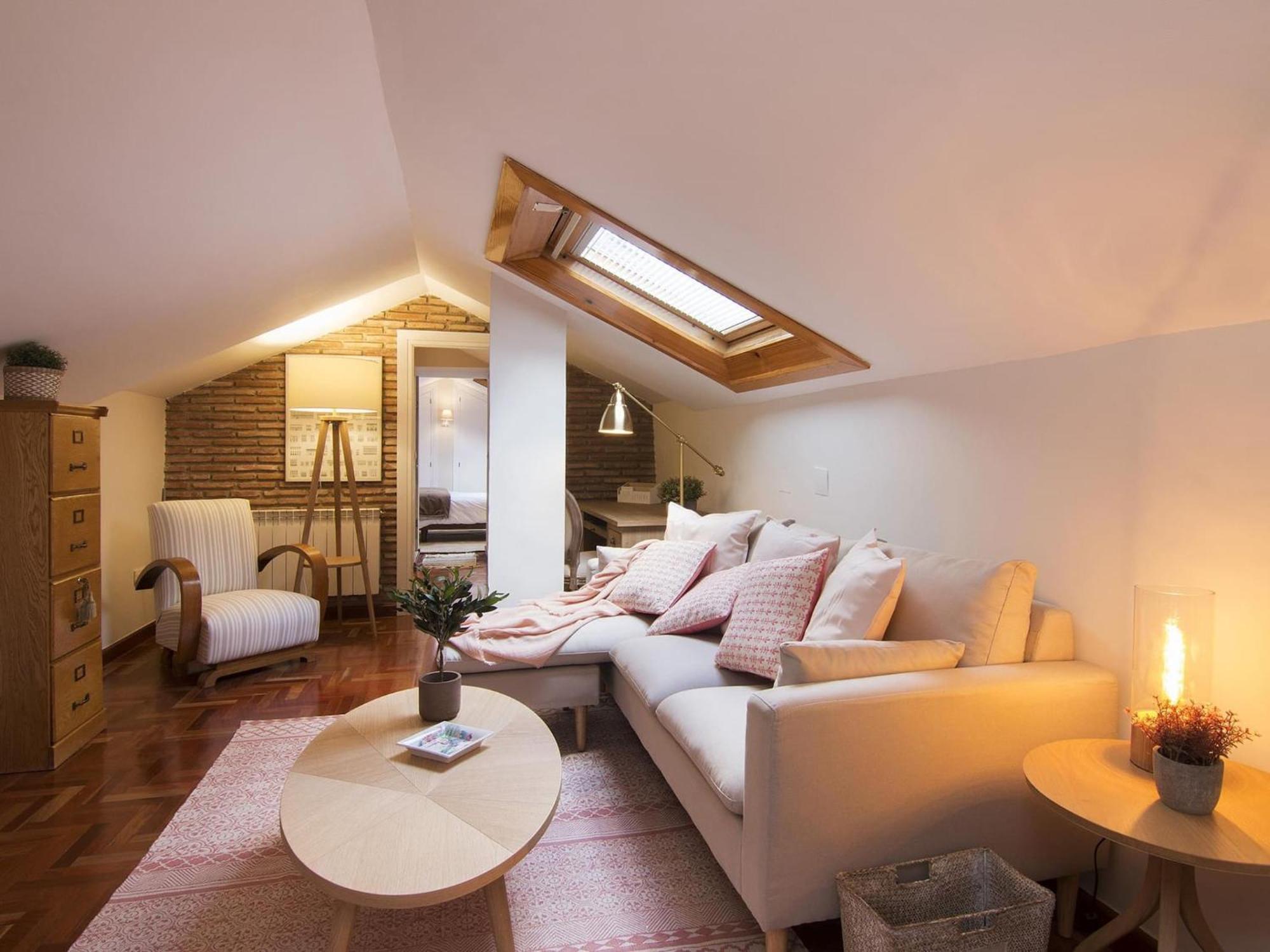 Chezmoihomes Alhambra Penthouse Apartment *