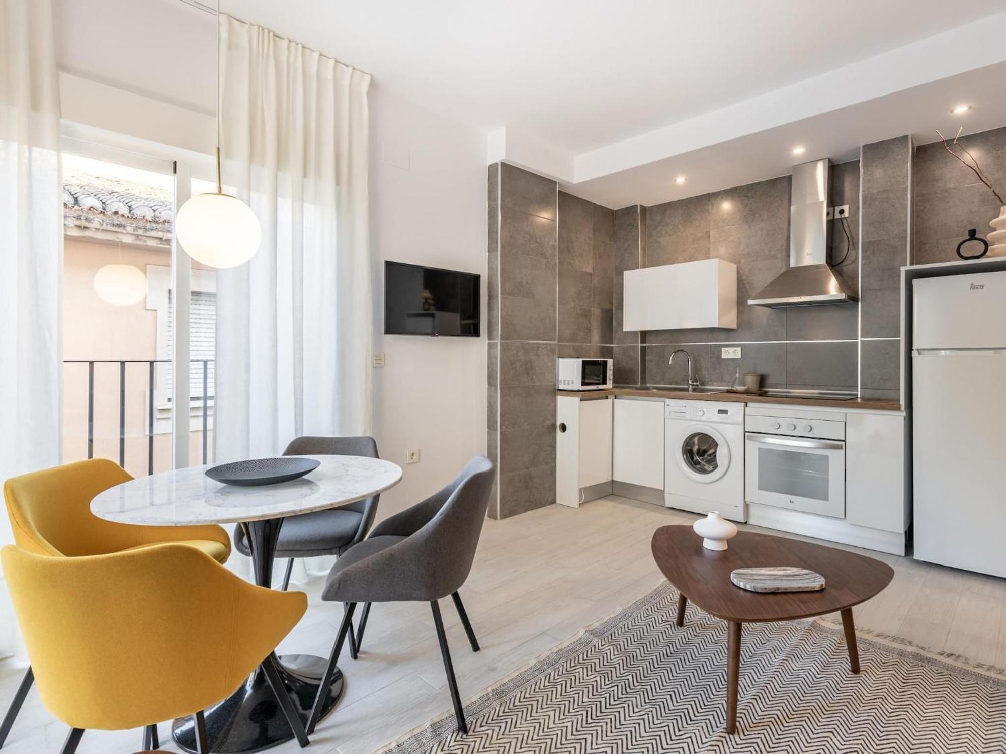 Apartment Stylish And Elegant 1 & 2 Bedroom Iii *