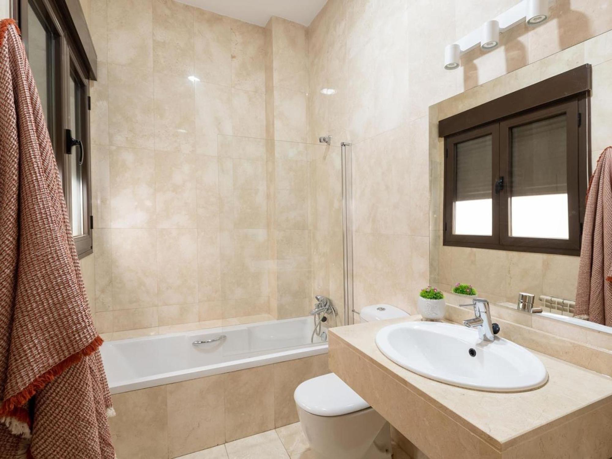 Chezmoihomes Town Hall Apartment