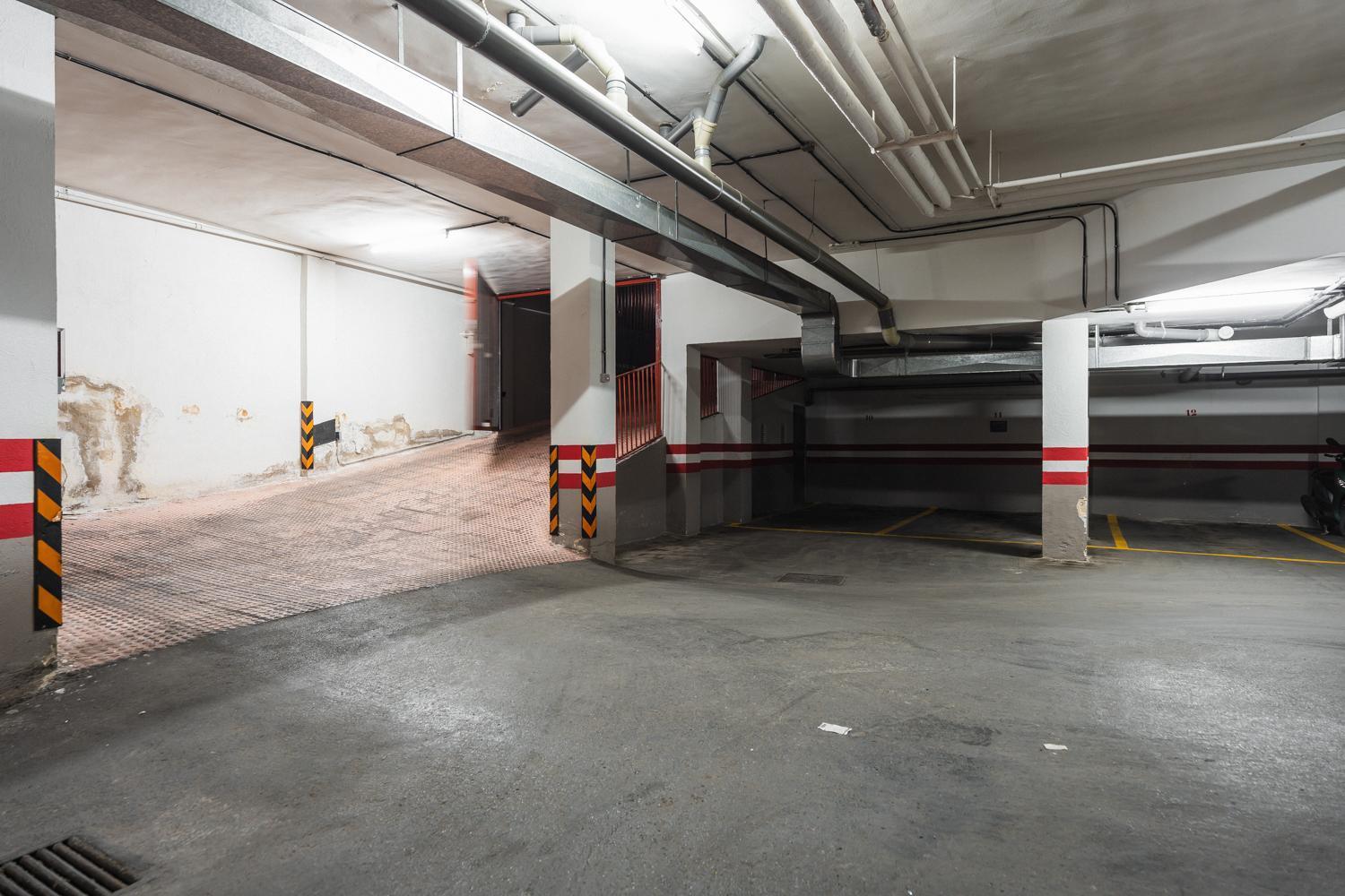 Mano De Hierro - Free Parking