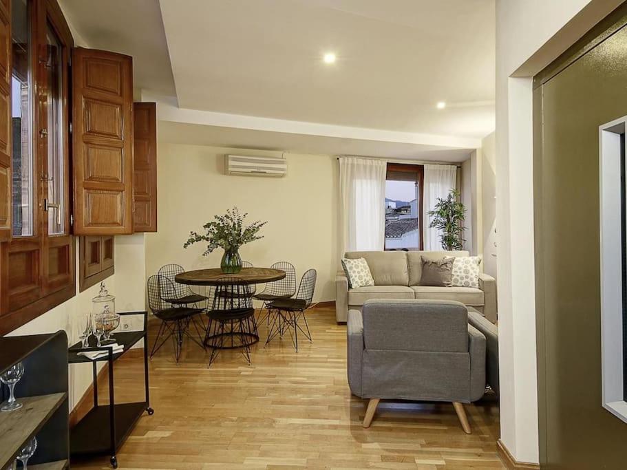 Skyline Apartment *