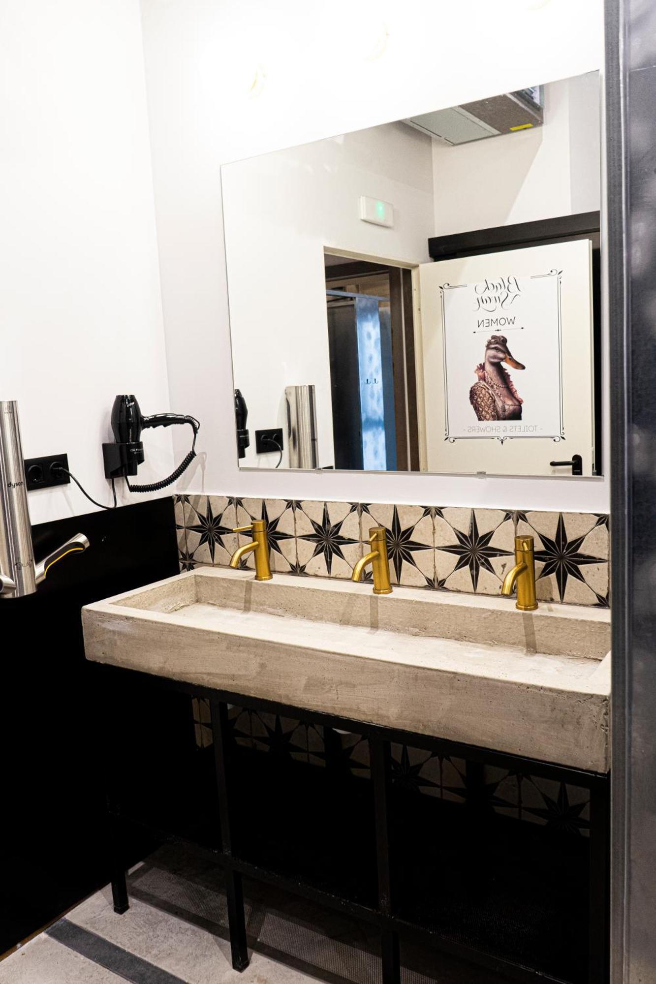 Black Swan Hostel