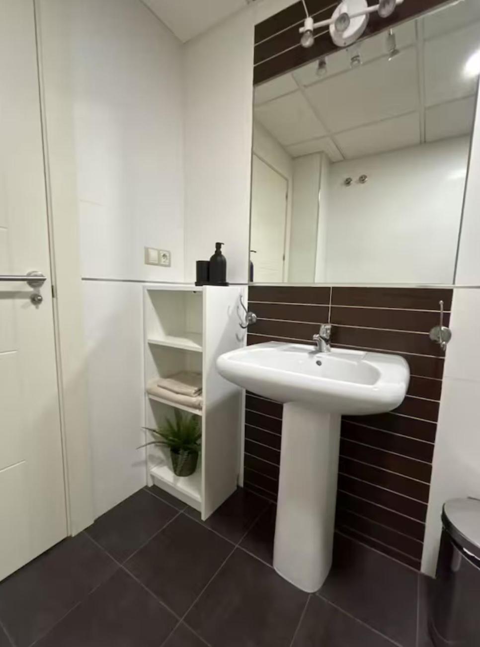 Master With Office And Private Bathroom Homestay Granada