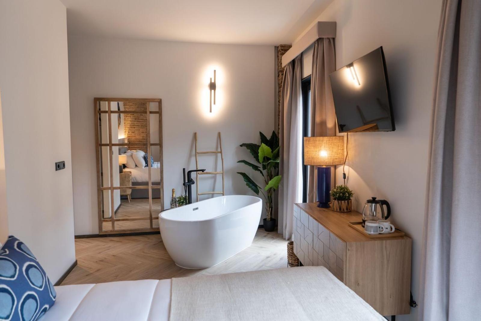 Amiras Homes Collection *