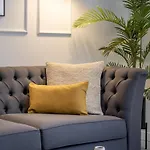 Central Stylish And Elegant 1 & 2 Bedroom Apartment II