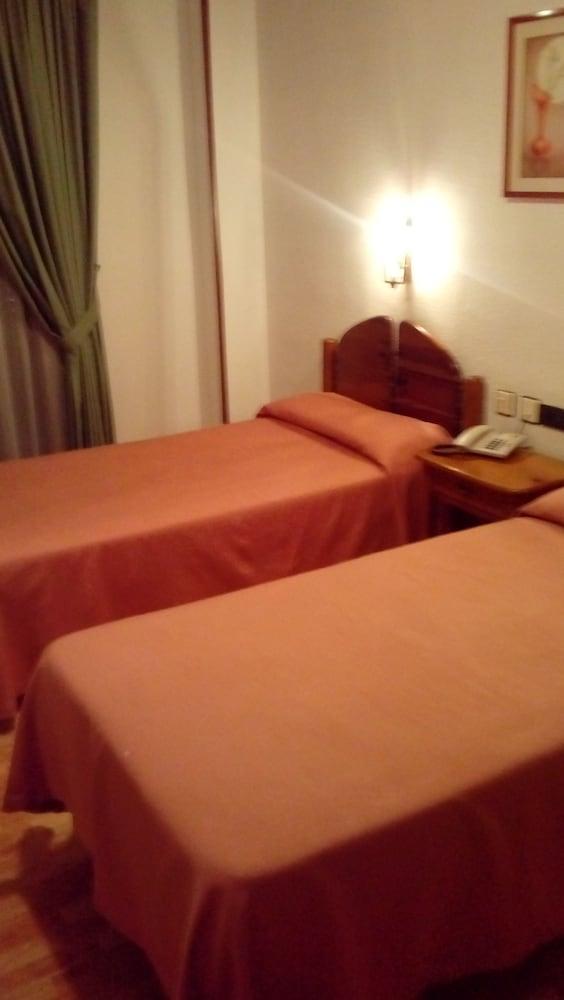 Hotel Elena Maria 2*