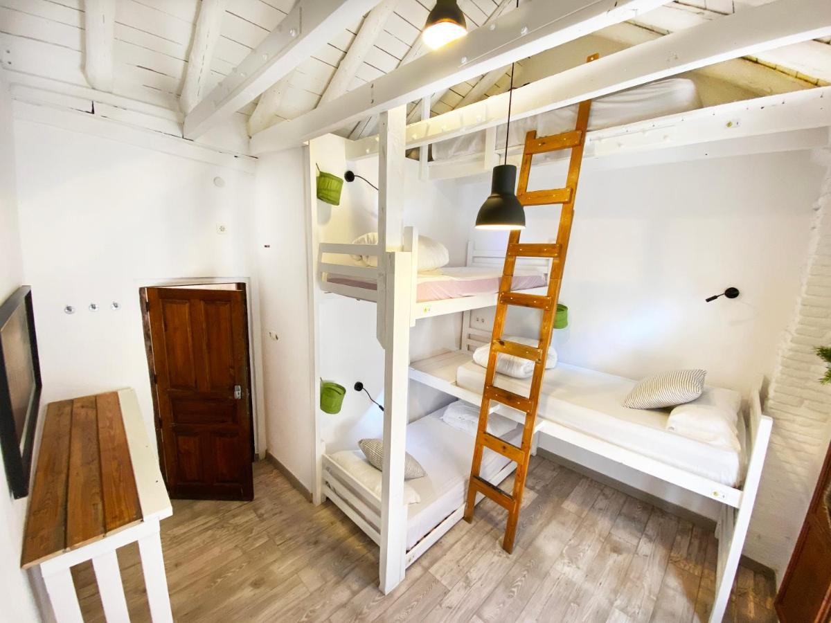 Makuto Coliving House Hostel