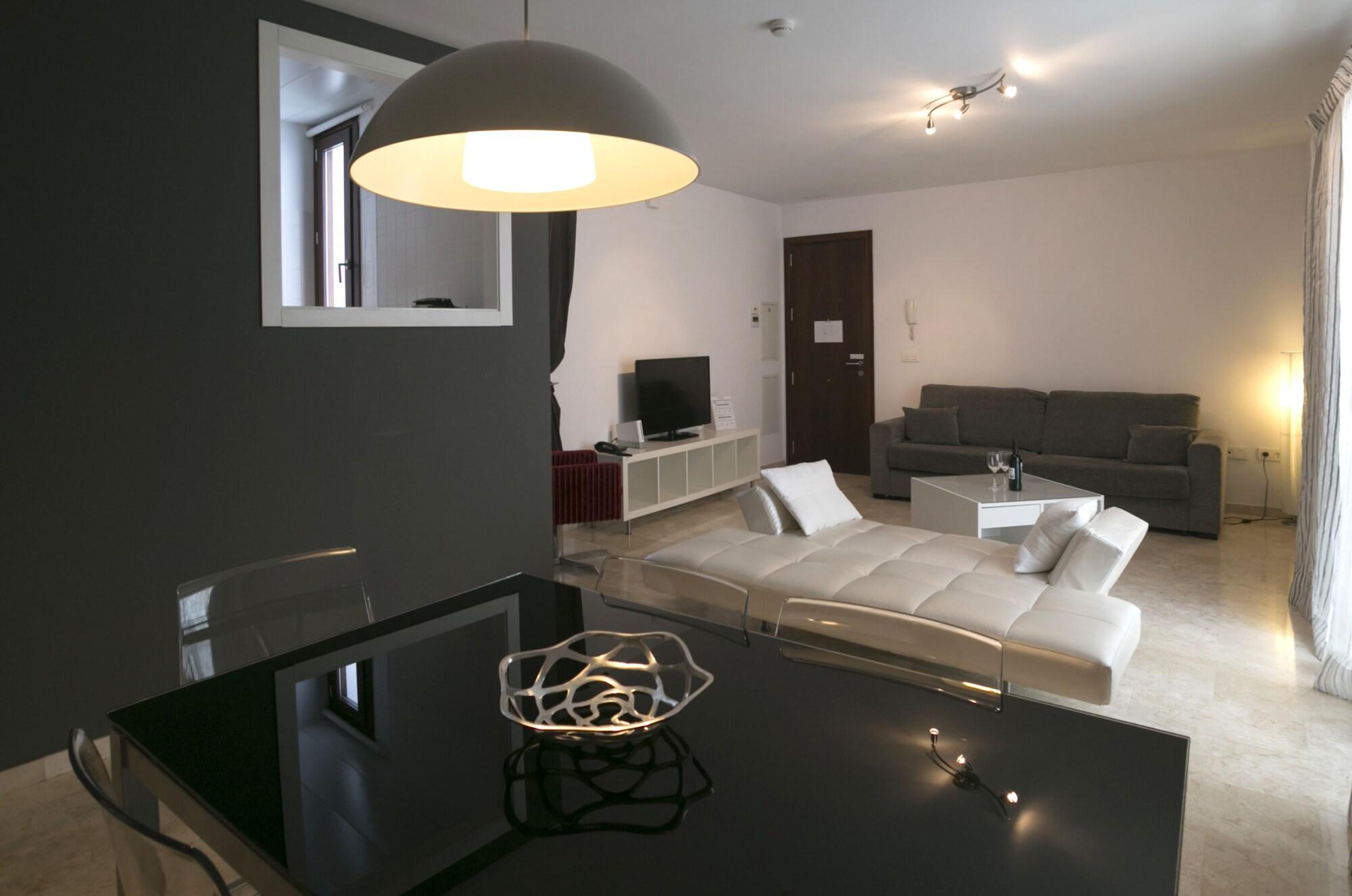 Elvira Aparthotel 3*
