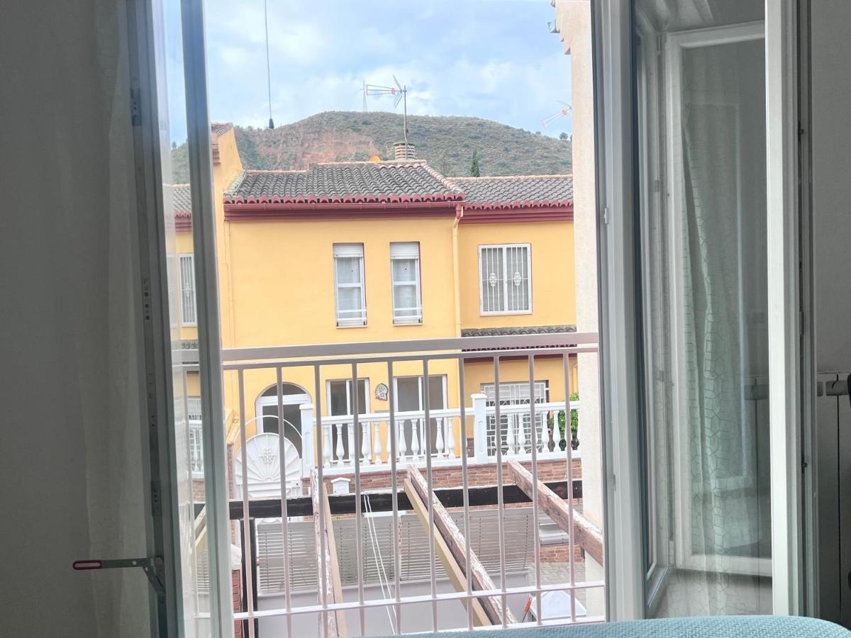 Casa Ideal Familias Y Grupos Con Balcones Exterior Soleada Patios Cerca Alhambra, Sierra Nevada, Rio Genil, Lancha Del Genil, Parque Llano Y Reloj Del Sol Con Barbacoas, Campo De Futbol, Circuito Gimnasia Homestay Granada