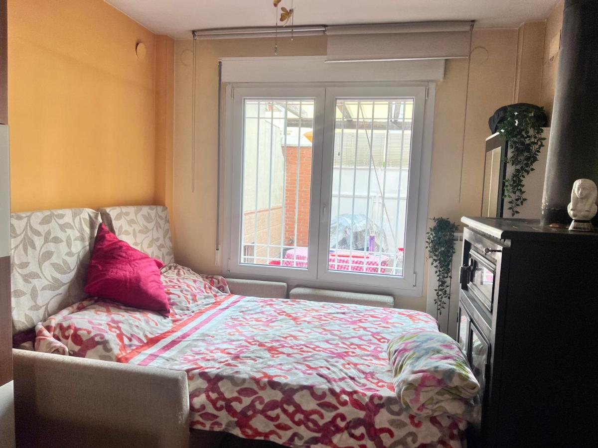 Homestay Casa Ideal Familias Y Grupos Con Balcones Exterior Soleada Patios Cerca Alhambra, Sierra Nevada, Rio Genil, Lancha Del Genil, Parque Llano Y Reloj Del Sol Con Barbacoas, Campo De Futbol, Circuito Gimnasia Granada