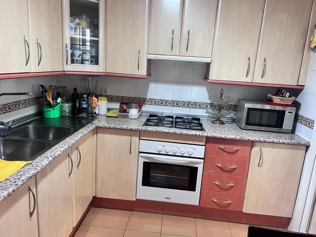 Casa Ideal Familias Y Grupos Con Balcones Exterior Soleada Patios Cerca Alhambra, Sierra Nevada, Rio Genil, Lancha Del Genil, Parque Llano Y Reloj Del Sol Con Barbacoas, Campo De Futbol, Circuito Gimnasia Homestay Granada
