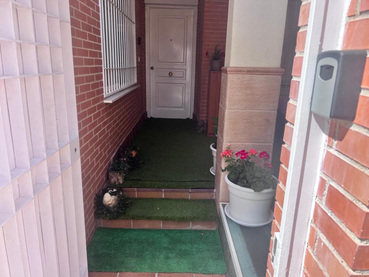 Casa Ideal Familias Y Grupos Con Balcones Exterior Soleada Patios Cerca Alhambra, Sierra Nevada, Rio Genil, Lancha Del Genil, Parque Llano Y Reloj Del Sol Con Barbacoas, Campo De Futbol, Circuito Gimnasia Homestay Granada