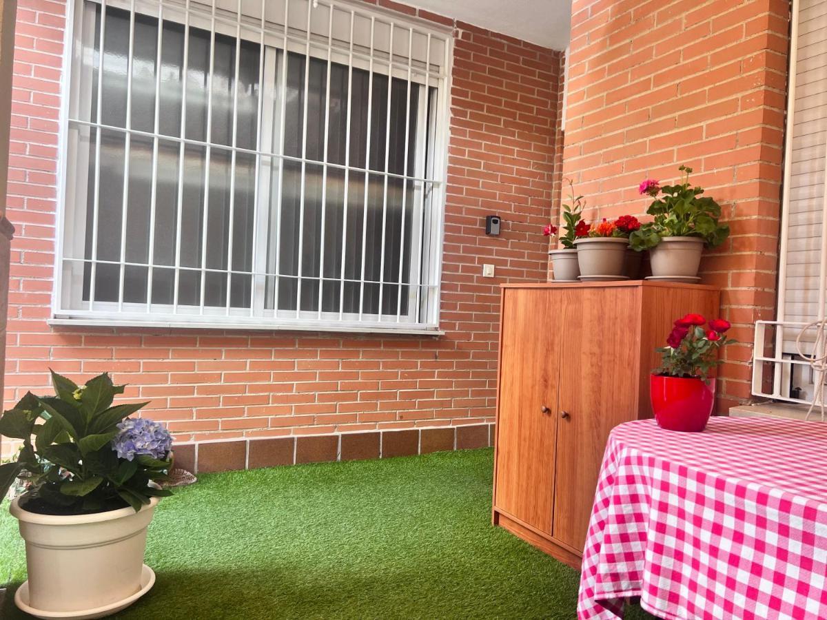 Casa Ideal Familias Y Grupos Con Balcones Exterior Soleada Patios Cerca Alhambra, Sierra Nevada, Rio Genil, Lancha Del Genil, Parque Llano Y Reloj Del Sol Con Barbacoas, Campo De Futbol, Circuito Gimnasia *