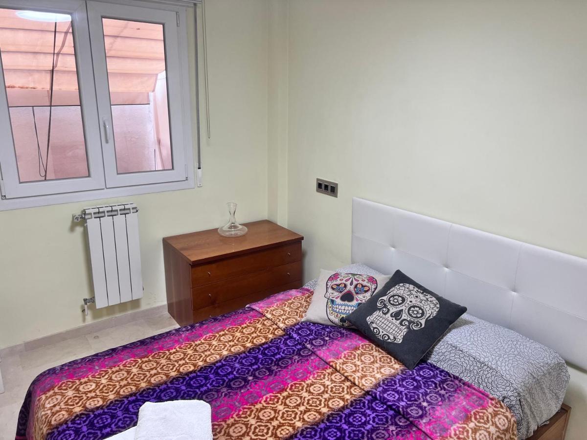 Homestay Casa Ideal Familias Y Grupos Con Balcones Exterior Soleada Patios Cerca Alhambra, Sierra Nevada, Rio Genil, Lancha Del Genil, Parque Llano Y Reloj Del Sol Con Barbacoas, Campo De Futbol, Circuito Gimnasia *