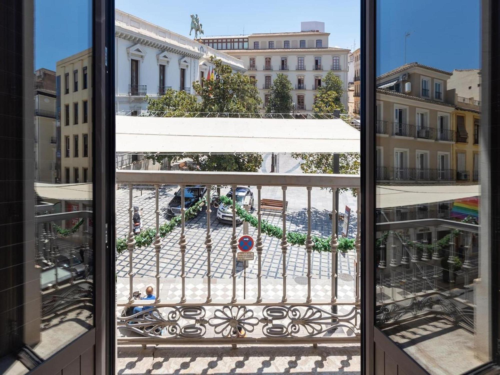 Elegant Town Hall With Views Apartment *