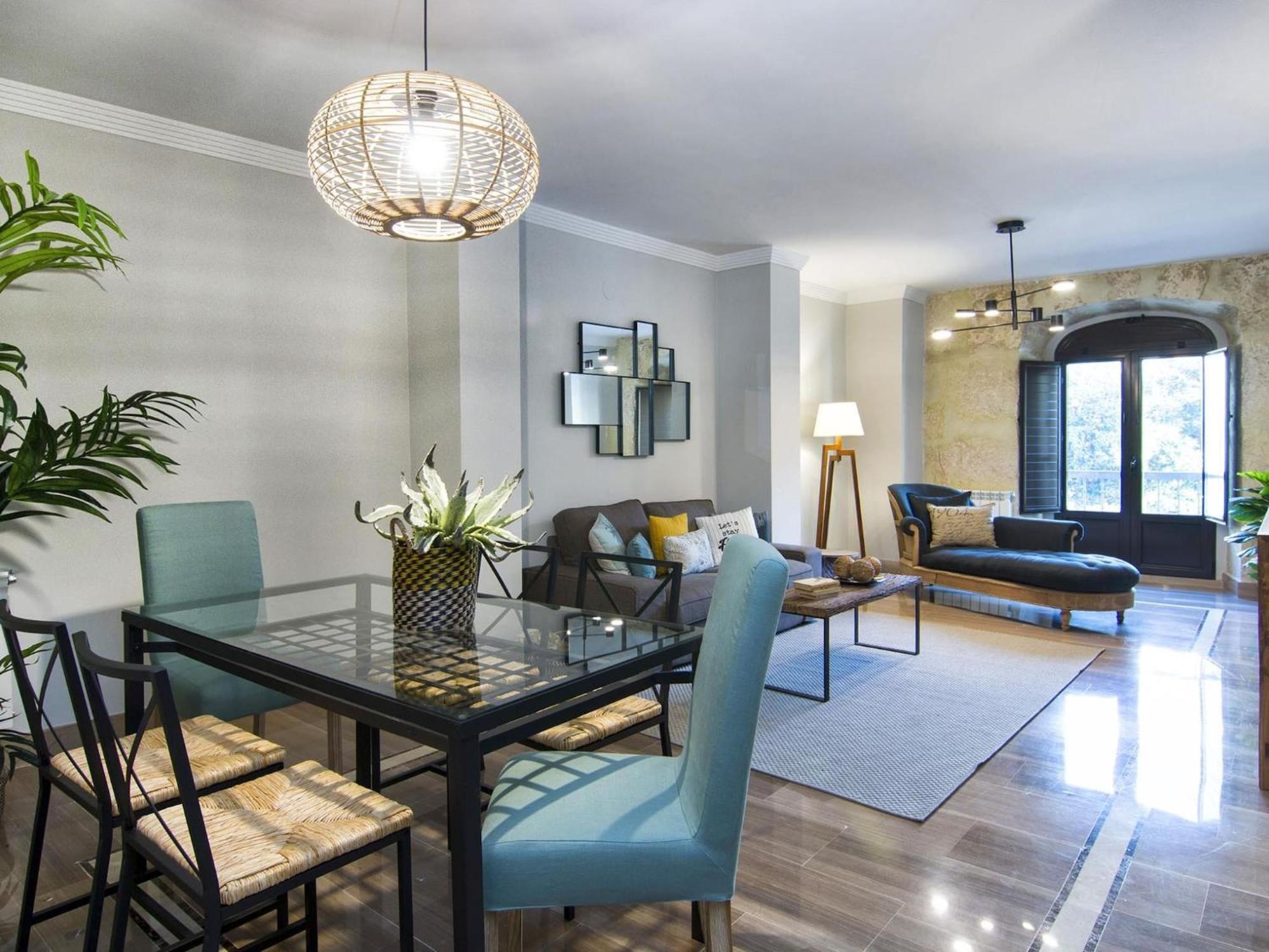 Elegant Town Hall With Views Apartment *