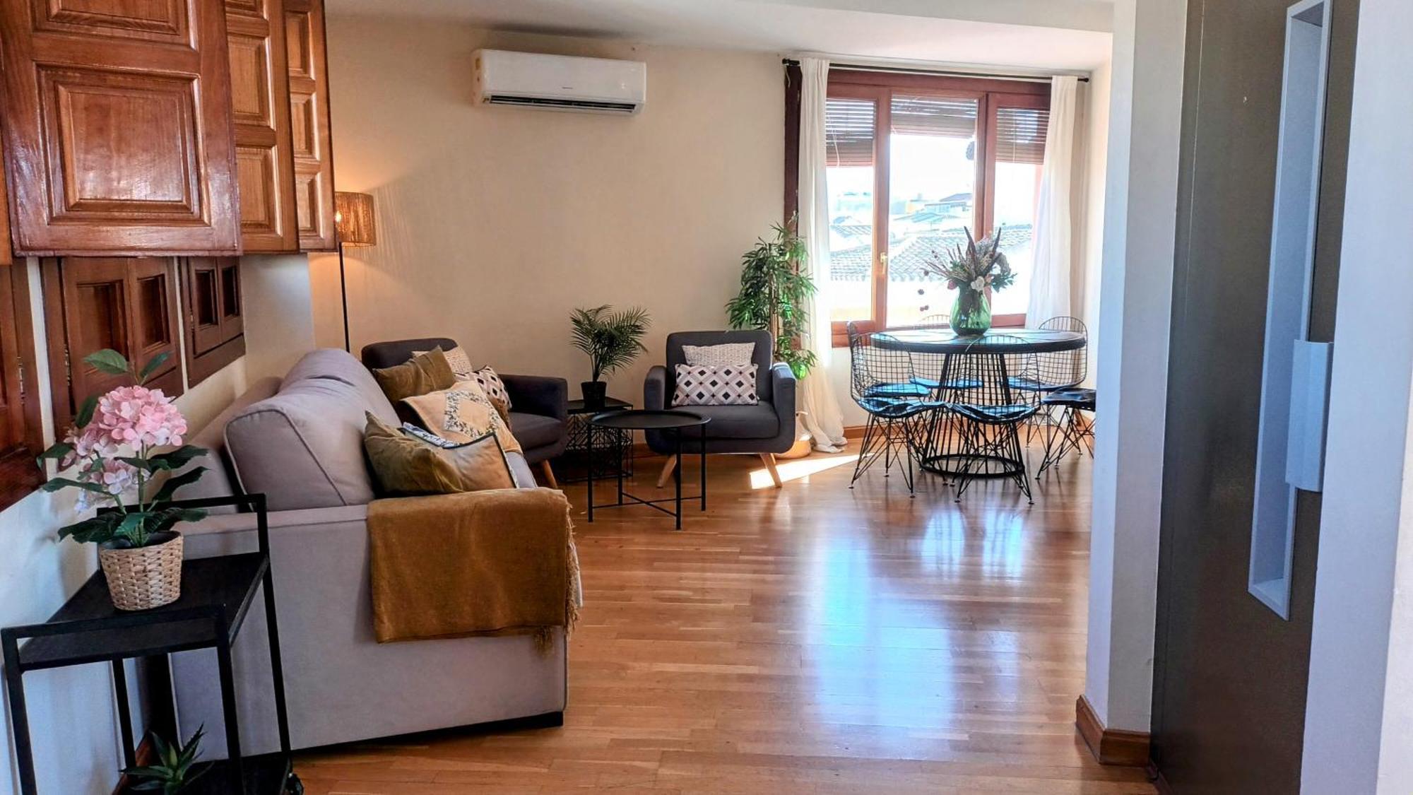 Skyline Apartment *