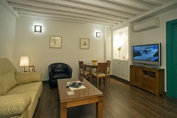 Laurel Apartment