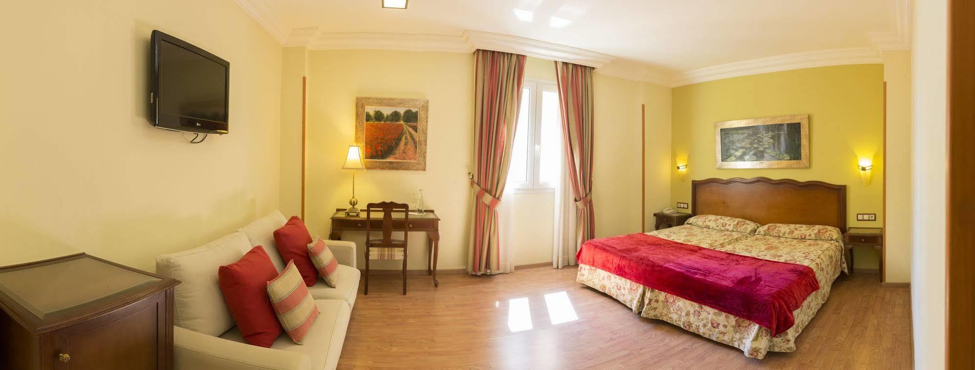 Reina Cristina Hotel