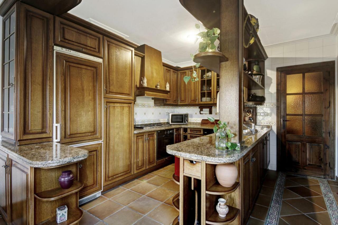 2.5 Million Villa. Magical Sunset. Super Close To Everything. 5br, 4ba, Pool, A/c+heating Granada